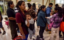 Después de recibir asistencia del Centro de Respiro Humanitario RGV de Catholic Charities, las familias migrantes de México y Centroamérica que han sido liberadas en los Estados Unidos son procesadas para su transporte a varios destinos en todo Estados Unidos desde la Terminal de Autobuses de la Estación Central el 19 de junio de 2018, en McAllen, Texas.