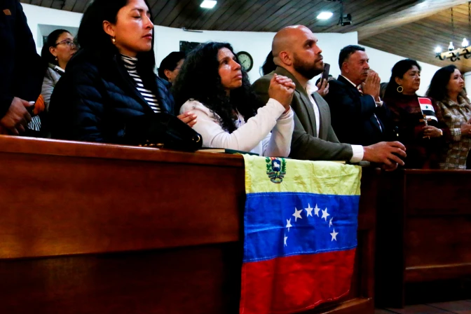 Migrantes venezolanos durante la Misa que el Cardenal Baltazar Porras celebró en Quito (Ecuador) el 10 de septiembre de 2024.