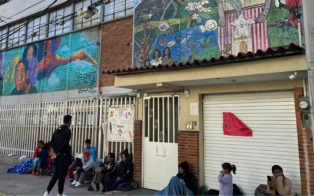 Migrantes afuera de casa de acogida en la Ciudad de México.?w=200&h=150