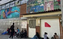 Migrantes afuera de casa de acogida en la Ciudad de México.