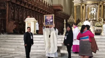 Arzobispo de Lima, Mons. Carlos Castillo, sosteniendo imagen que representa el Milagro eucarístico de Ciudad Eten