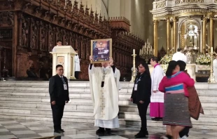 Arzobispo de Lima, Mons. Carlos Castillo, sosteniendo imagen que representa el Milagro eucarístico de Ciudad Eten Crédito: Grupo laico “Milagro Eucarístico Perú 1649”