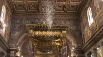 Pétalos de rosas que caen del techo de la Basílica de Santa Maria la Mayor (2017) / Crédito: Daniel Ibañez (ACI Prensa)