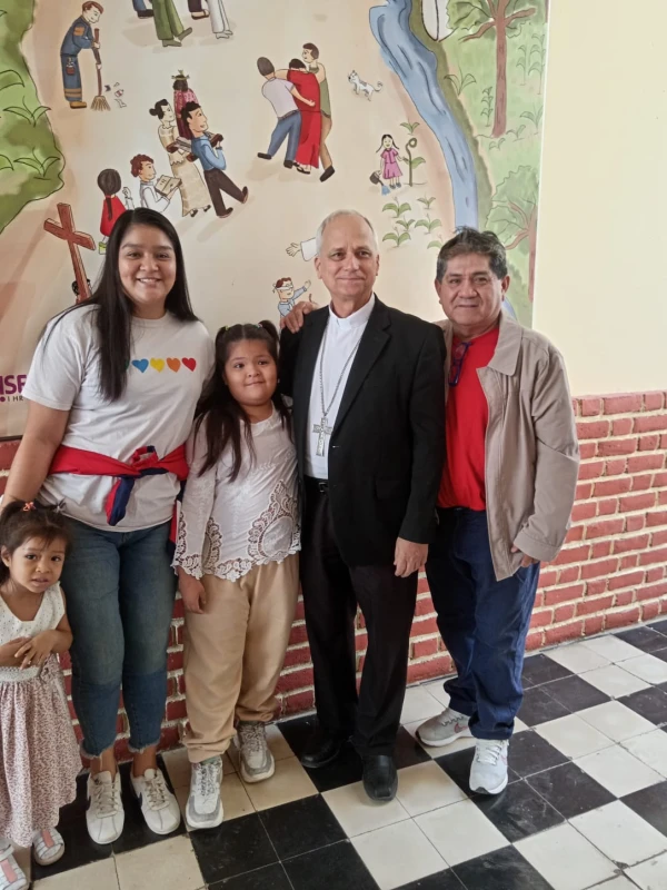 Mildred junto a sus dos hijas, Mons. Robert Prevost —hoy Papa León XIV— y Héctor Camacho. Crédito: Mildred Camacho