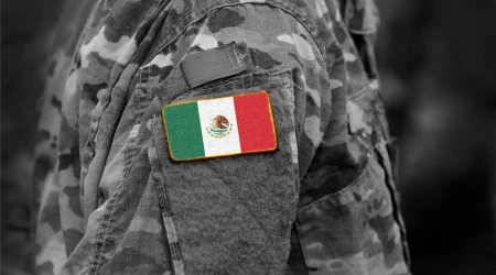 Bandera de México en el brazo de un soldado