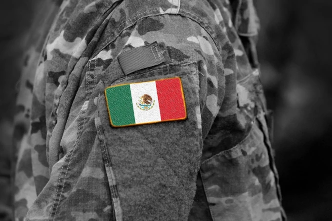 Bandera de México en el brazo de un soldado