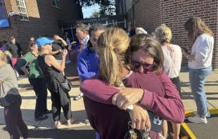 Padres esperan noticias de sus hijos tras un tiroteo masivo en la Iglesia de la Anunciación el miércoles 27 de agosto de 2025 en Minneapolis (Estados Unidos). Crédito: Richard Tsong-Taatarii/Star Tribune vía AP.