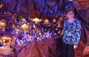 Miriam Valencia, al lado de una parte de su colección, 13 de diciembre de 2023. Crédito: Mijee Loyola - EWTN Noticias