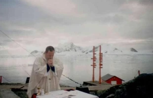 Misa en una base antártica argentina Crédito: Cortesía P. Enrique Saguier Fonrouge