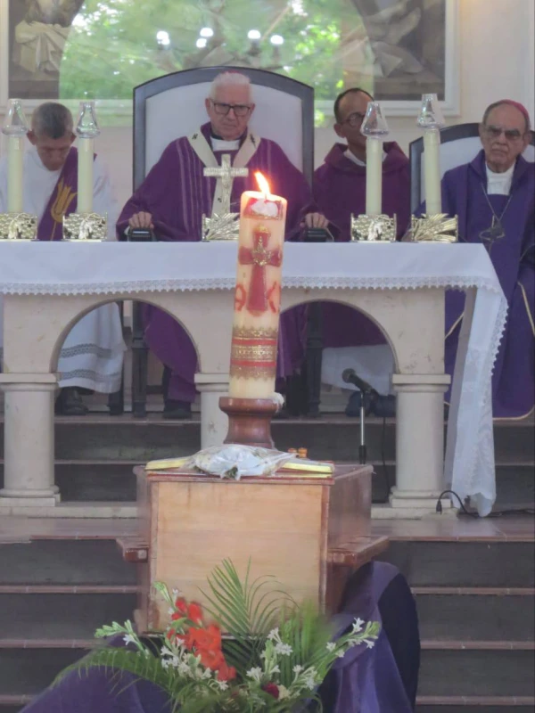 El féretro del obispo más anciano de Cuba en la Misa de exequias. Crédito: Comunicaciones Obispado Holguín, Cuba.