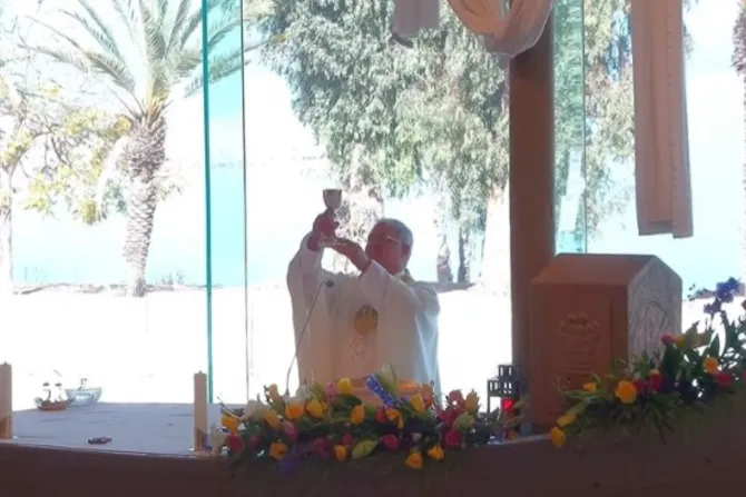 El P. Juan Solana celebró la Misa de Domingo de Resurrección en Magdala.