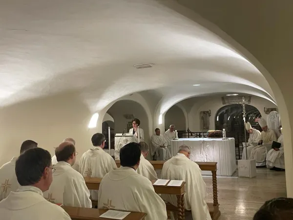Misa de participantes en eventos sobre Benedicto XVI en las grutas vaticanas. Crédito: Cortesía Dra. Esther Gómez.