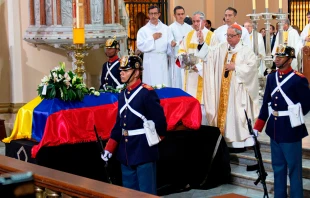 La Misa de exequias de Miguel Uribe Turbay fue presidida por el Cardenal Luis José Rueda en la Catedral de Bogotá. Crédito: Eduardo Berdejo / EWTN.