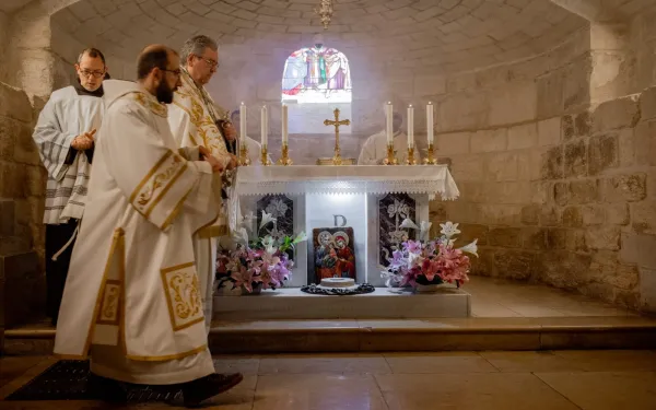 El P. Francesco Patton, Custodio de Tierra Santa, inciensa el altar en el lugar que la tradición señala como casa de la Sagrada Familia, en Nazaret. Crédito: Marinella Bandini.