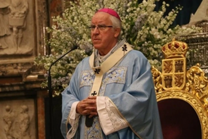 El Arzobispo de Sevilla, Mons. José Ángel Saiz Meneses, con la casulla azul purísima por la Inmaculada.