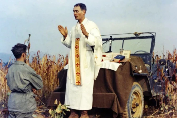P. Emil Kapaun celebra la Misa usando el cofre de un Jeep como altar