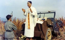 El P. Emil Kapaun celebra la Misa usando el cofre de un Jeep como altar, el 7 de octubre de 1950.