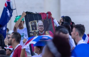 Una multitud participó este 29 de julio en la Misa de bienvenida del Jubileo de los Jóvenes, en la Plaza de San Pedro en el Vaticano. Crédito: Daniel Ibáñez/EWTN News.