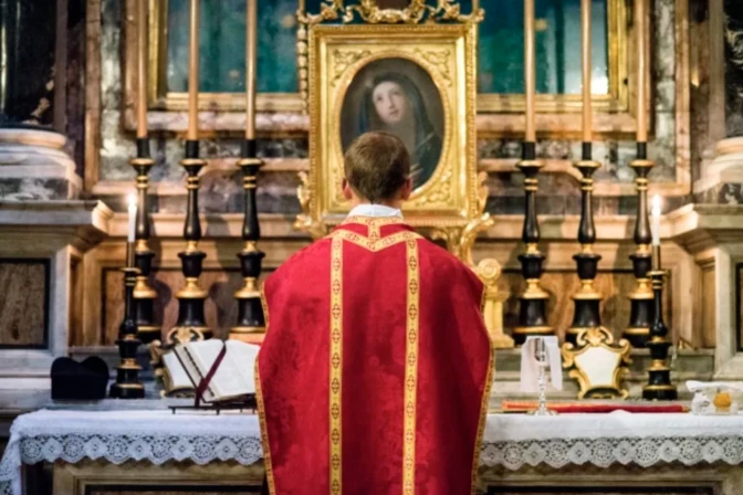 Celebración de una Misa en latín.