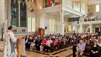 Fotografía de una celebración litúrgica de la Iglesia Católica Romana en Canadá