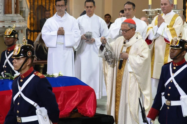 El Cardenal Luis José Rueda animó buscar el consuelo en la fe, porque esta "nos asegura que el Señor Jesús vive eternamente y que el amor que Él nos tiene es más fuerte que la misma muerte". Crédito: Eduardo Berdejo / EWTN.