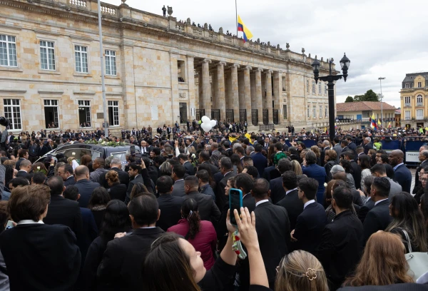 Al final de la Misa, numerosos fieles que estaban en la plaza de Bolívar se acercaron para despedir el cortejo fúnebre que se dirigió al Cementerio Central. Crédito: Eduardo Berdejo / EWTN.