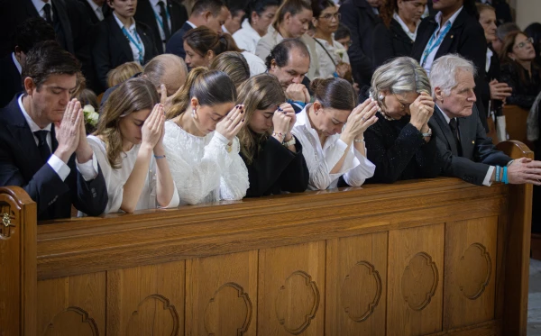 En el extremo derecho de la primera banca se encontraba Miguel Uribe Londoño, padre del senador asesinado. También estaban María Claudia Tarazona y sus tres hijas. Crédito: Eduardo Berdejo / EWTN.