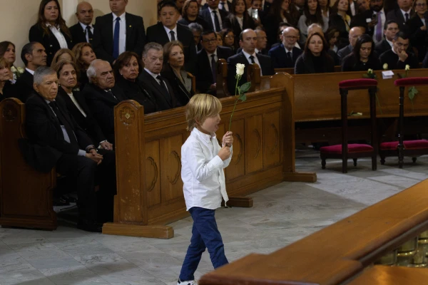 Uno de los momentos conmovedores fue cuando Alejandro se acercó al féretro de su padre para colocarle rosas blancas, ante la mirada los asistentes, entre ellos los expresidentes César Gaviria, Ernesto Samper y Juan Manuel Santos. Crédito: Eduardo Berdejo / EWTN.