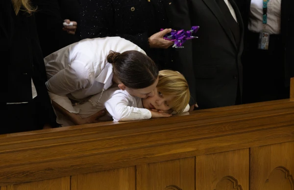 Durante la Misa fueron varios los momentos en los que María Claudia Tarazona expresaba amor a su hijo. Crédito: Eduardo Berdejo / EWTN.