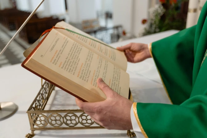 Celebración de la Misa según el Rito Romano. Imagen referencial.