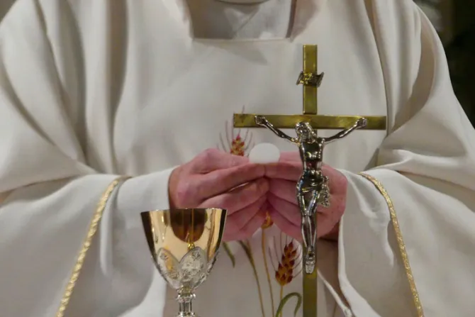 Obispos deploran decisión que ratifica prohibición de Misas en Francia