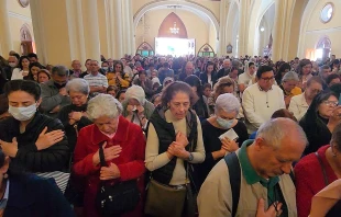 Fieles llenan la iglesia La Porciúncula de Bogotá. Crédito: Eduardo Berdejo (ACI).