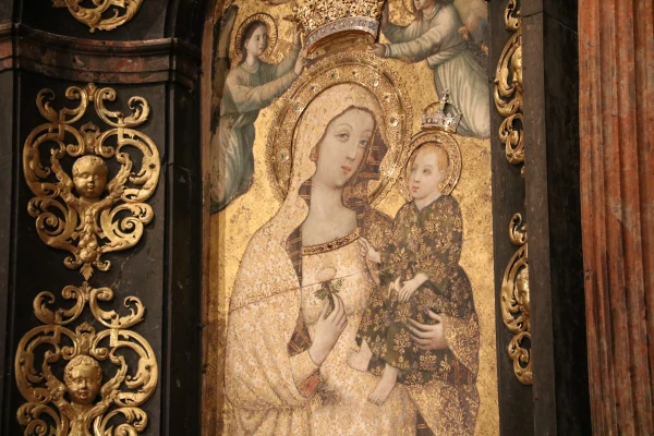 Una imagen de la Virgen en el templo donde se celebró hoy la Misa por los sacerdotes fallecidos. Crédito: Archidiócesis de Sevilla.