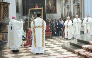 El Arzobispo de Valencia, Mons. Enrique Benavent inciensa un cuadro de San José en su solemnidad. Crédito: V. Gutiérrez / Delegación Medios de Comunicación Arzobispado Valencia