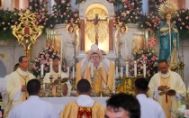 El Nuncio Apostólico, Mons. Paolo Rudelli, celebra la Eucaristía acompañado del Obispo de Santa Marta, Mons. José Bacci, y del Arzobispo de Barranquilla, Mons. Pablo Salas.