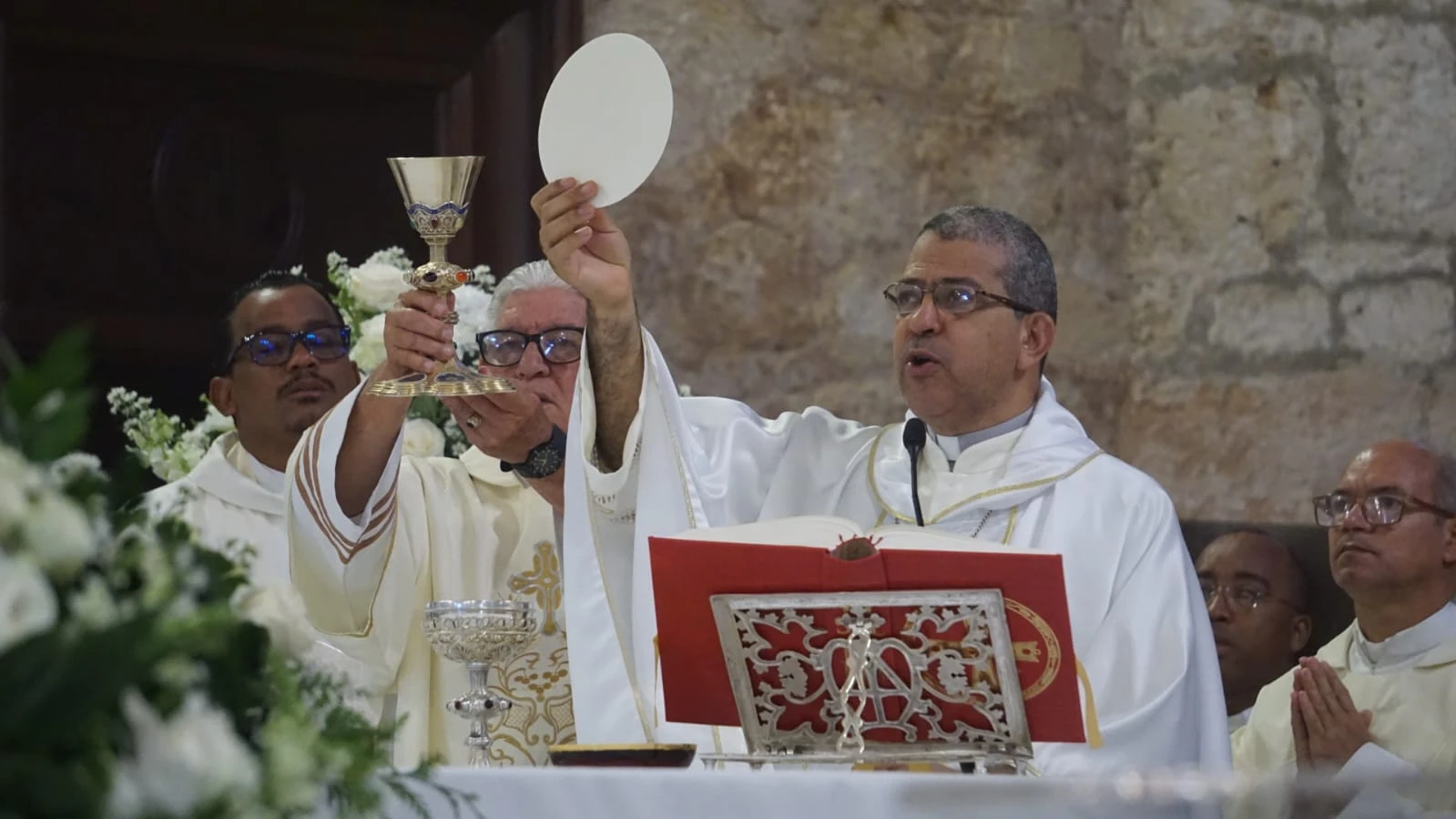 El Arzobispo Coadjutor de Santo Domingo en la Misa por el Día de la Juventud dominicana. Crédito: Arquidiócesis de Santo Domingo.