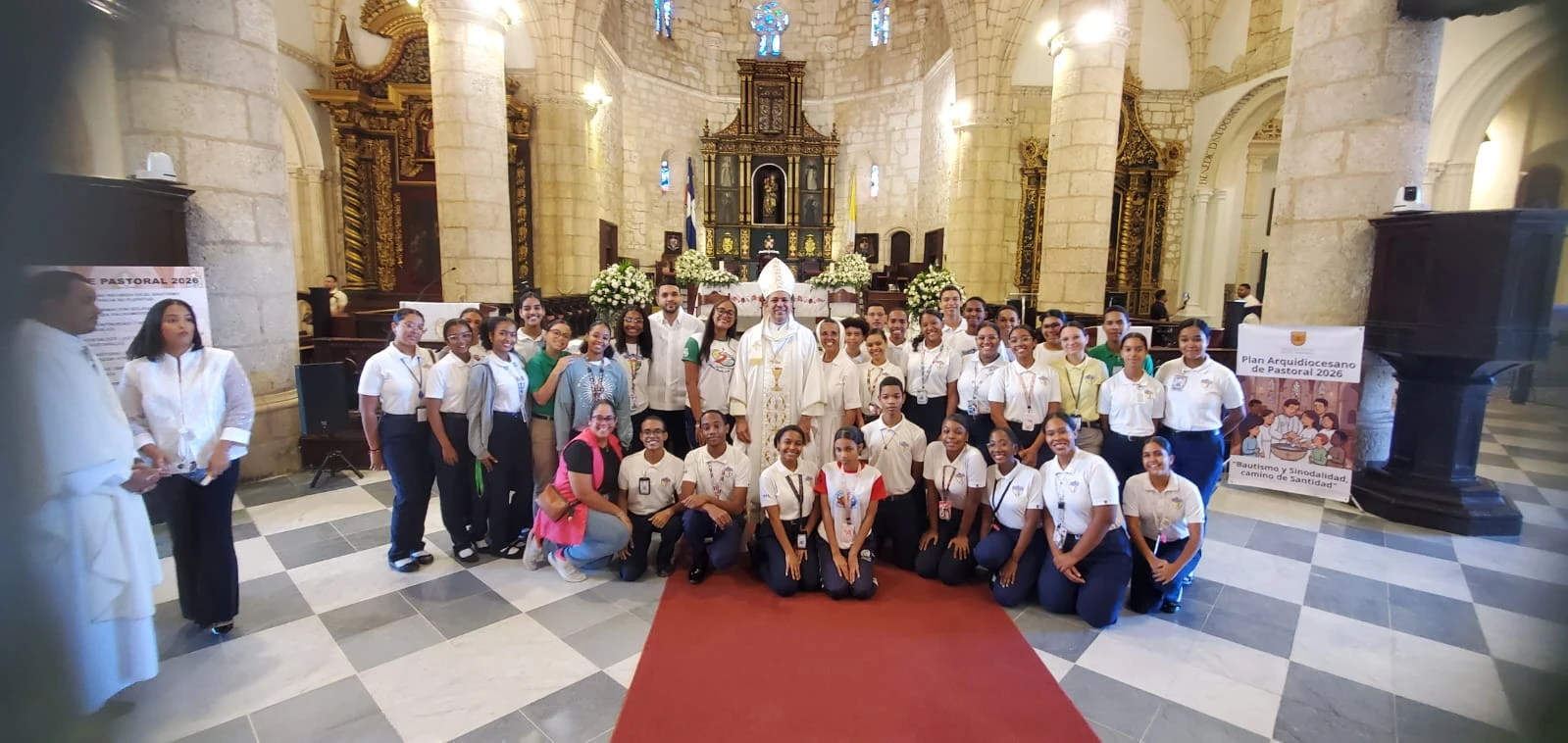 El arzobispo con algunos jóvenes que participaron en la Misa. Crédito: Arquidiócesis de Santo Domingo.