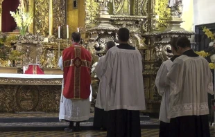 El sacerdote y los acólitos en una Misa tradicional en Lima, Perú. Crédito: Yhonatan Luque