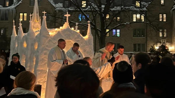 La misa se celebra en el campus de la Universidad de Notre Dame el 2 de febrero, con la capilla de hielo al fondo. Crédito: Abby Strelow