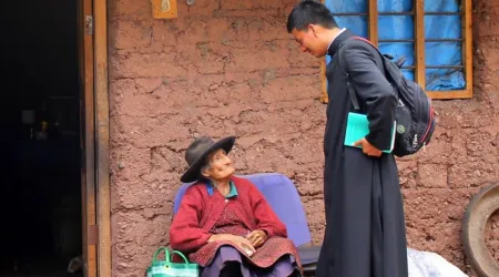 Un misionero conversa con una feligresa.