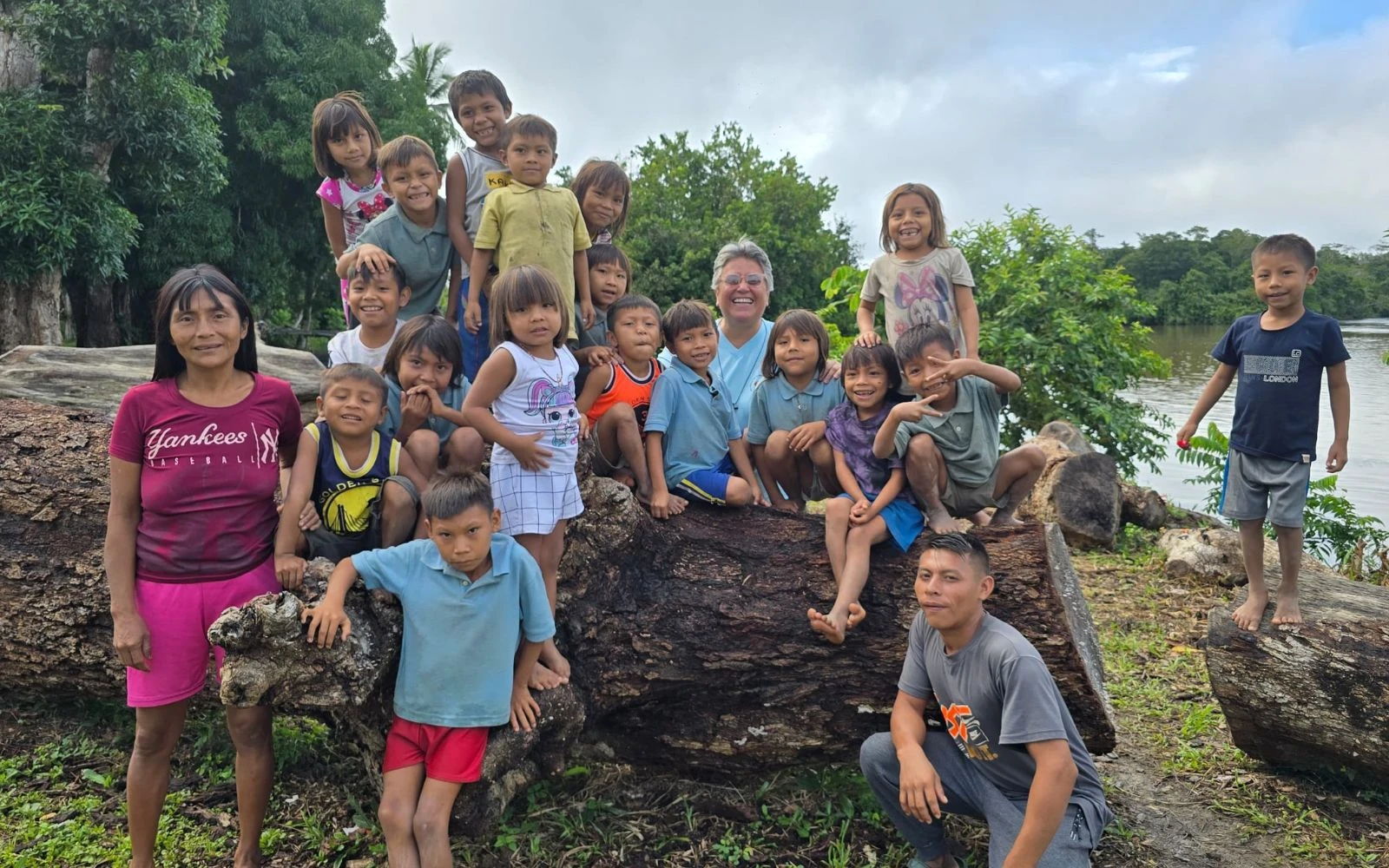 Una misionera en Puerto Ayacucho, estado Amazonas, con niños de una comunidad indígena venezolana.?w=200&h=150