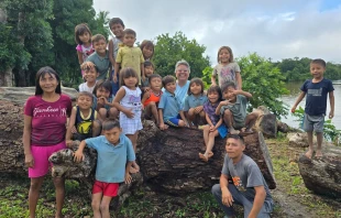 Una misionera en Puerto Ayacucho, estado Amazonas, con niños de una comunidad indígena venezolana. Crédito: OMP de Venezuela.