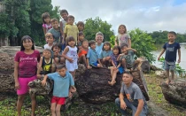 Una misionera en Puerto Ayacucho, estado Amazonas, con niños de una comunidad indígena venezolana.