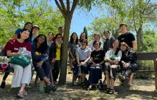 La misionera Monika Tjhin Punan, junto a un grupo de jóvenes de Singapur en el Camino de Santiago. Crédito: Obras Misionales Pontificias.