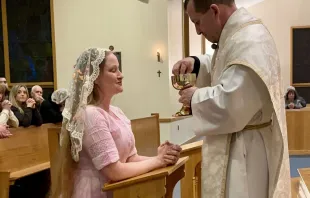 Una joven actriz deja el porno y su vida de "innumerables" pecados para abrazar la fe en la Iglesia Católica. Crédito: Miss B Converted en X