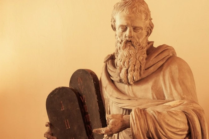 Obispo explica cómo se peca hoy contra el primer mandamiento de la Ley de Dios