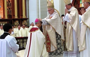 Mons. Jesús Moliné impone las manos el día de la ordenación episcopal de Mons. Robert Prevost, ahora Papa León XIV, el 12 de diciembre de 2014. Crédito: Archivo personal de Mons. Moliné.