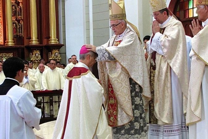 Mons. Jesús Moliné impone las manos el día de la ordenación episcopal de Mons. Robert Prevost, ahora Papa León XIV, el 12 de diciembre de 2014. 13052025