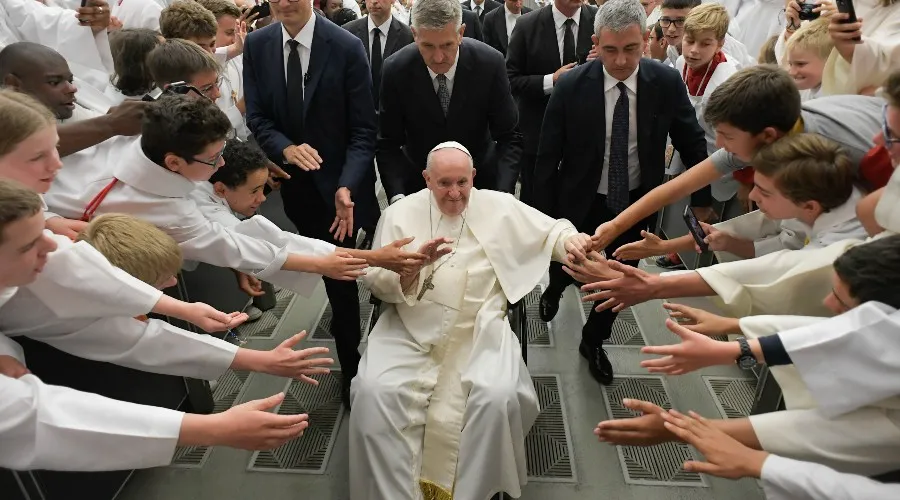 Papa Francisco saludan a monaguillos de Francia. Crédito: Vatican Media?w=200&h=150