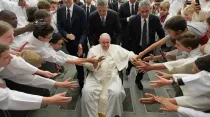 Papa Francisco saludan a monaguillos de Francia. Crédito: Vatican Media